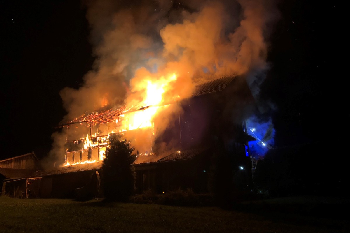 Steffisburg BE - Bauernhaus brennt komplett aus! Sieben Personen evakuiert