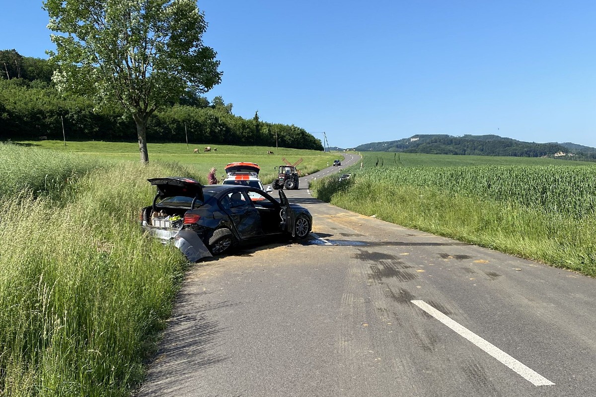 Füllinsdorf BL - Heftige Kollision zwischen Traktor und Personenwagen 