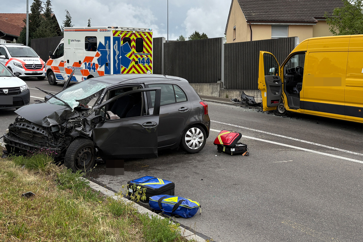 Berg TG – Frontale Kollision zwischen Auto und Lieferwagen