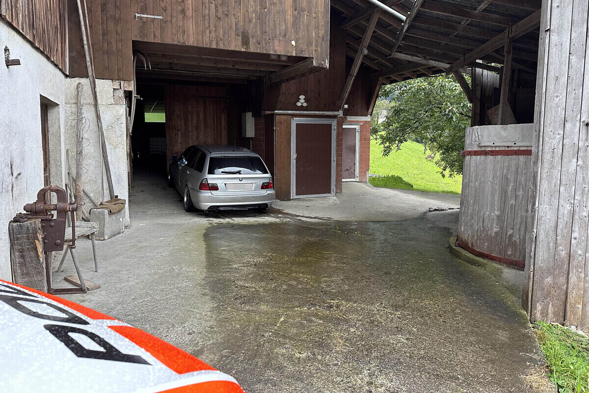 Schwyz - Rasant vor der Polizei geflüchtet - Auto gestohlen