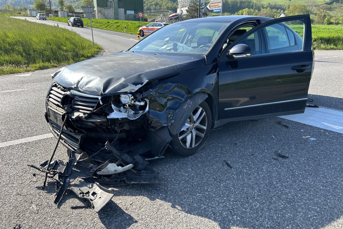 Schinznach Dorf AG - Unfall an Einmündung fordert zwei Verletzte