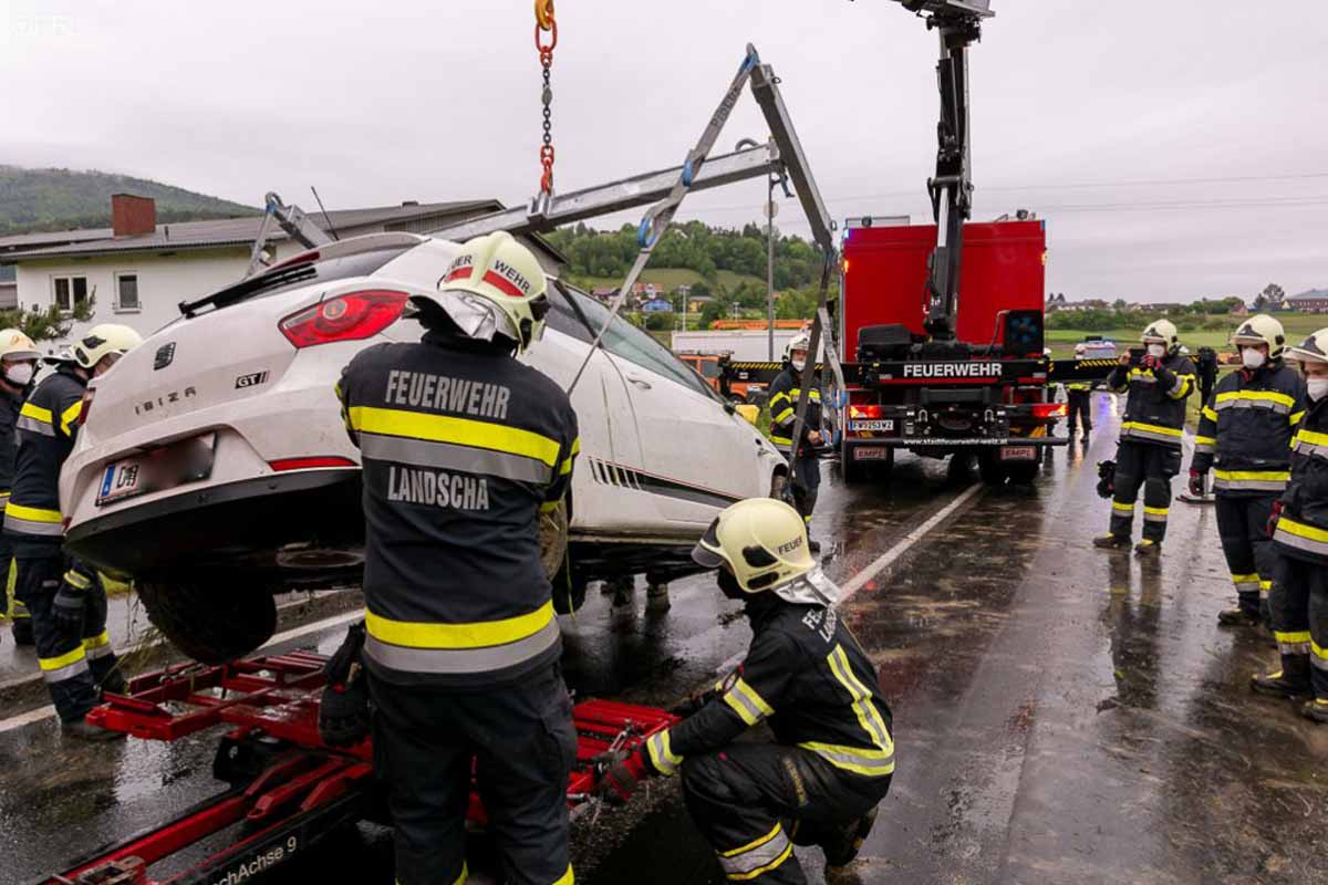 Thannhausen - Auto überschlägt sich - Zwei Verletzte