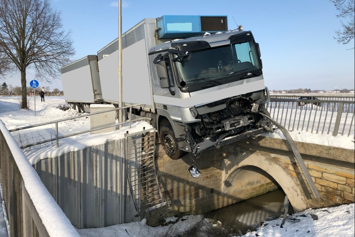 Quetzen  – Lkw durchschlägt Brückengeländer
