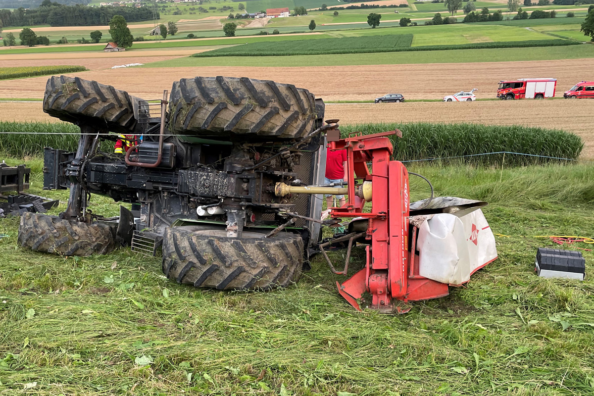 Weingarten-Kalthäusern TG - Traktor kippte im abfallenden Gelände