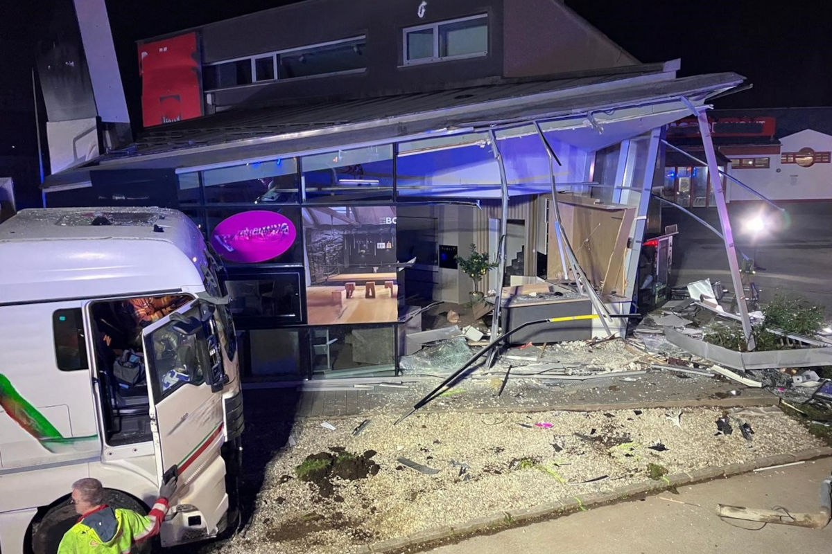 Eugendorf – Lkw kracht nach Unfall in Gebäude