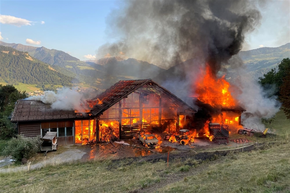 Schluein GR –  Stall mit angebauten Garagen von Feuer zerstört 