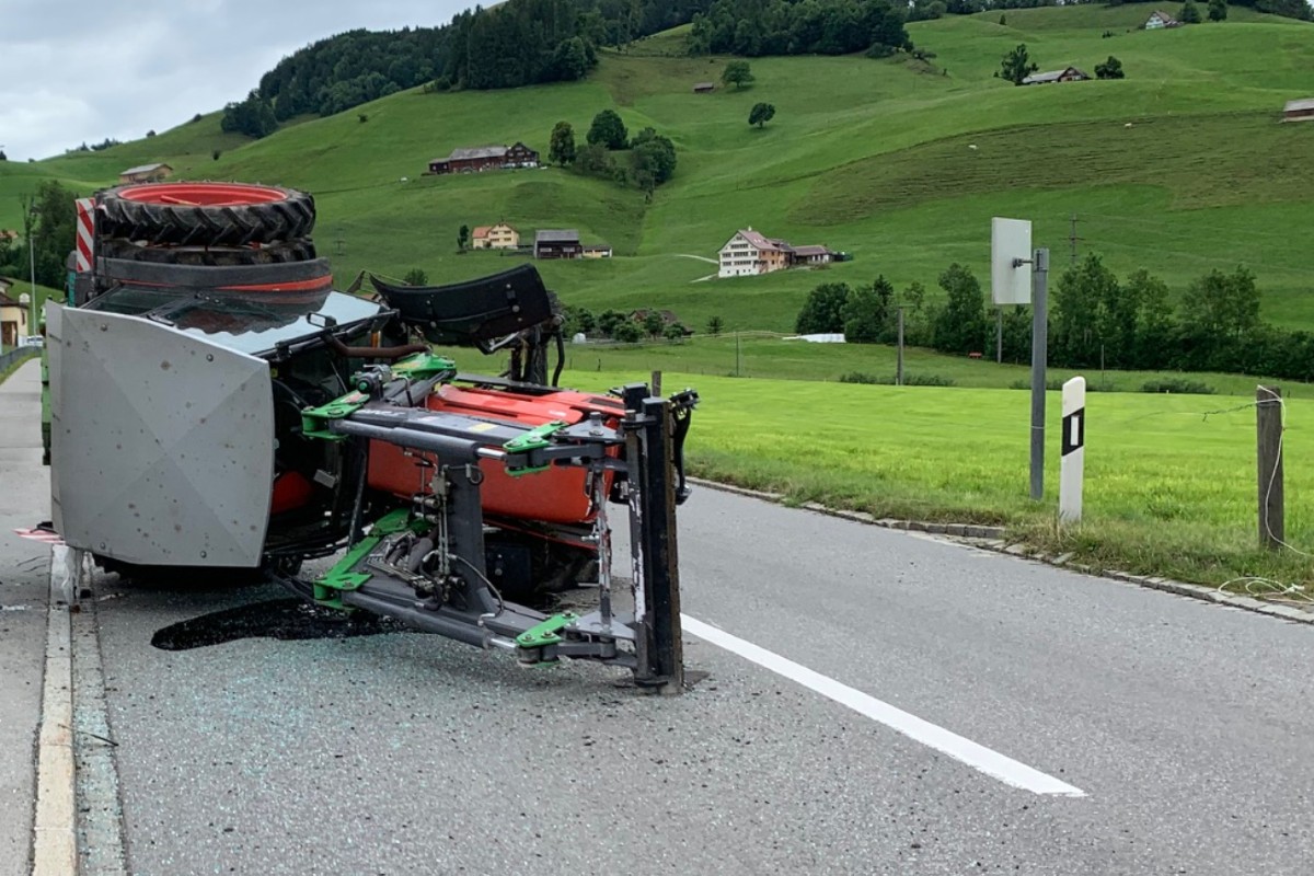 Appenzell AI - Traktor verliert Vorderrad