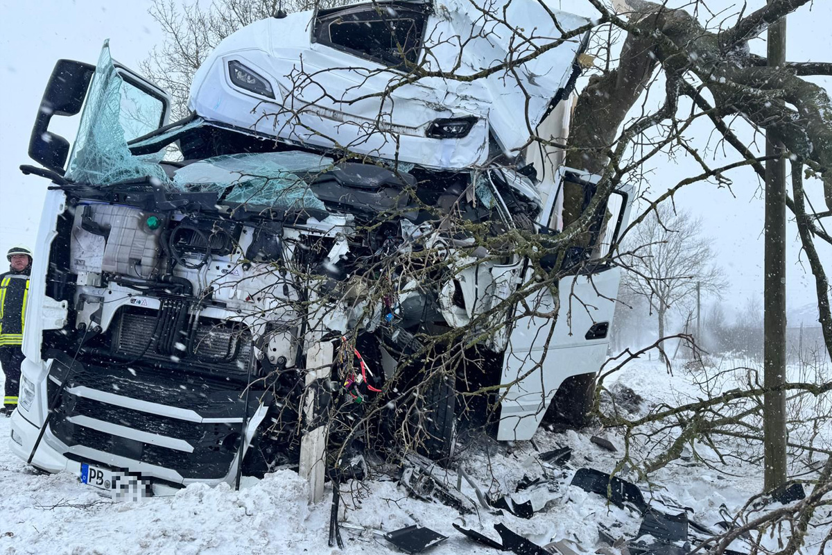 Stade – Lkw-Fahrer nach Unfall beim Überholen schwer verletzt