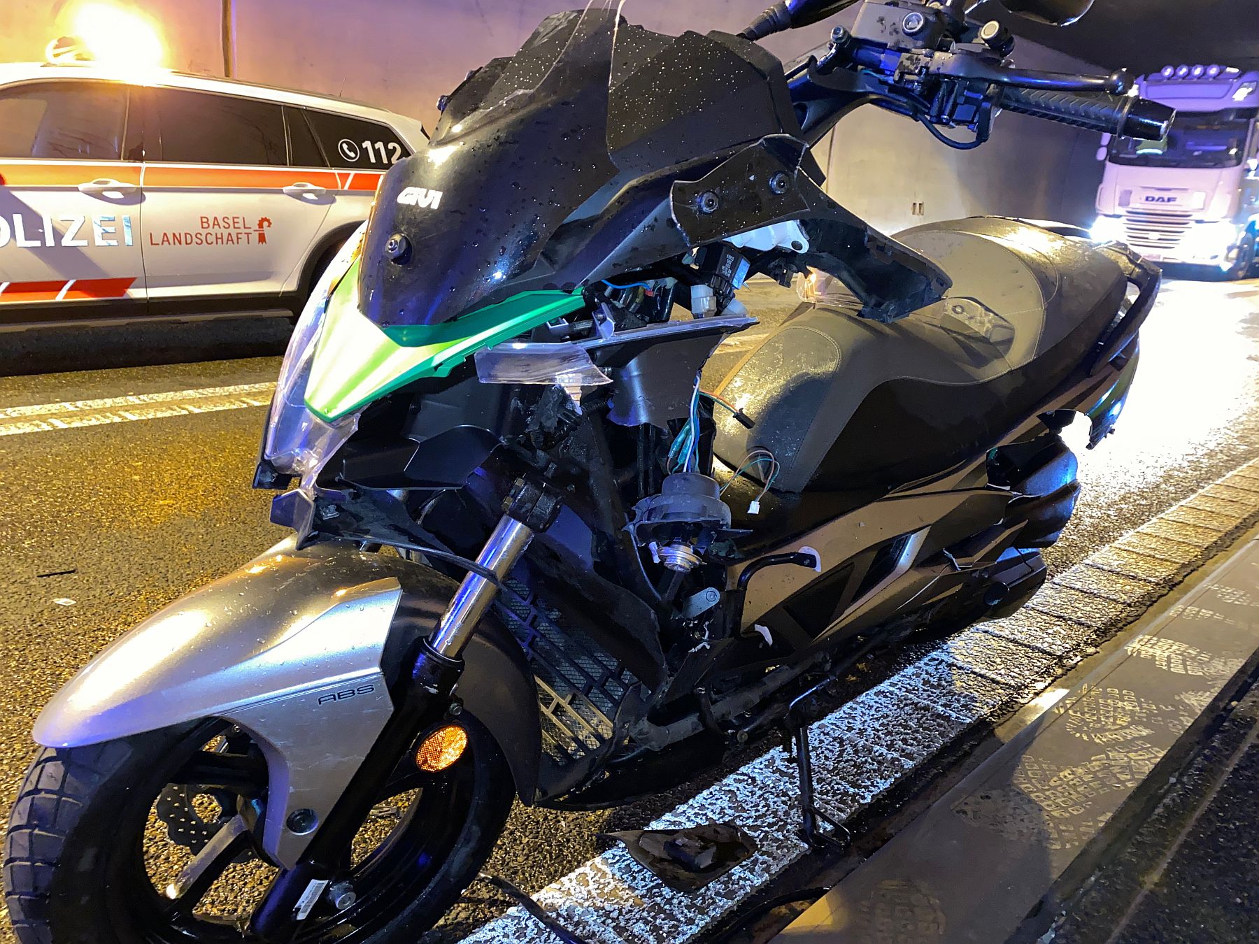 Grellingen BL - Kollision zwischen Motorrad und Personenwagen im Eggfluetunnel