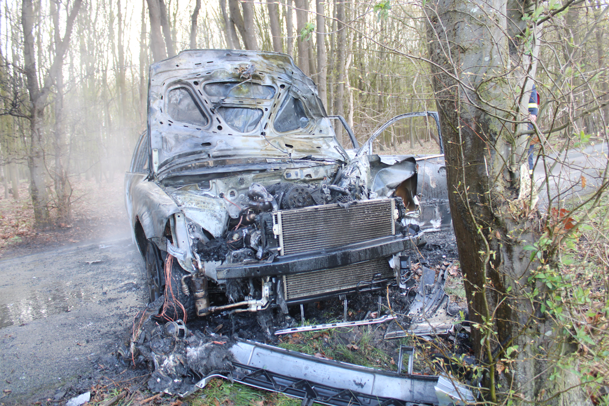 Rahden – Fahrer flüchtet nach Unfall von Auto mit Brand