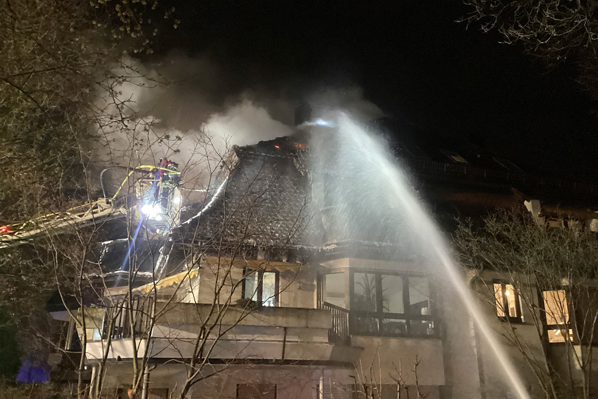 München – Dachstuhlbrand in Mehrfamilienhaus