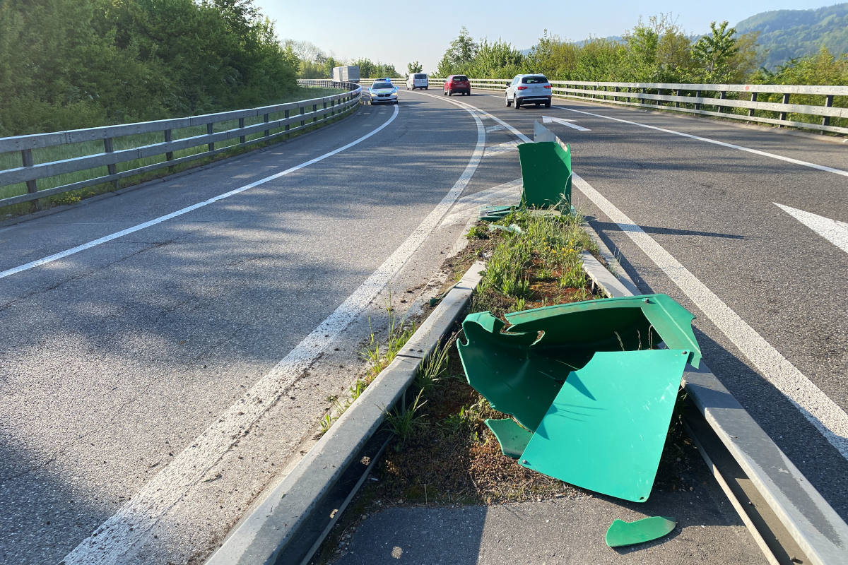 A1 Wettingen AG – Auf der Autobahn gegen Poller geprallt 