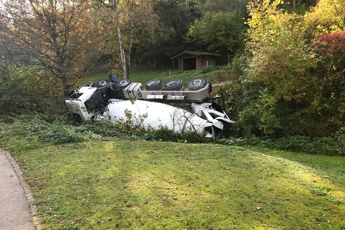 Unfall Liestal BL - Betonmischer kippt 