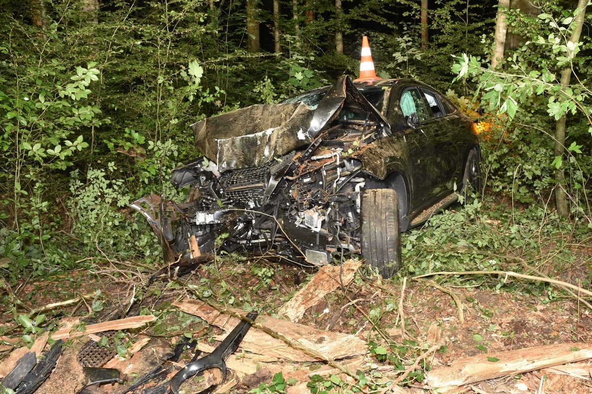 Heftiger Unfall in Schlieren ZH - Mit zwei Bäumen kollidiert 