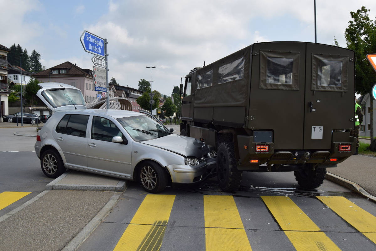 Waldstatt AR – Ausgewichen und in Armee-Fahrzeug gekracht