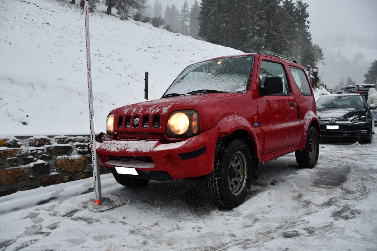 Chur GR - Verkehrsunfall auf schneebedeckter Strasse