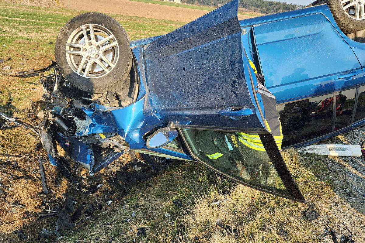 Karlstein an der Thaya – Zwei Verletzte nach Unfall mit Überschlag