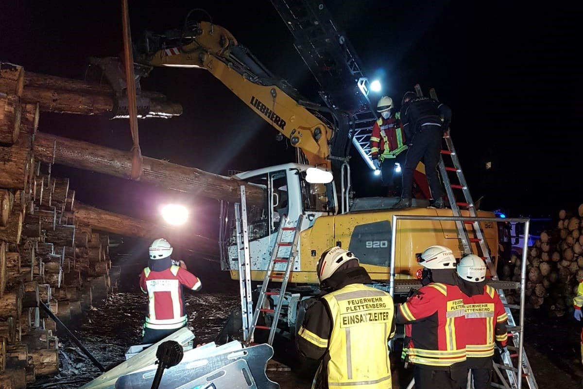 Plettenberg - Fahrzeugführer eines Baggers eingeklemmt