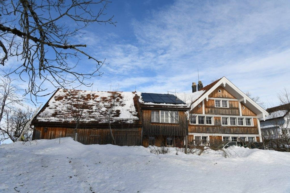 Teufen AR – Dachdecker vom Dach gestürzt