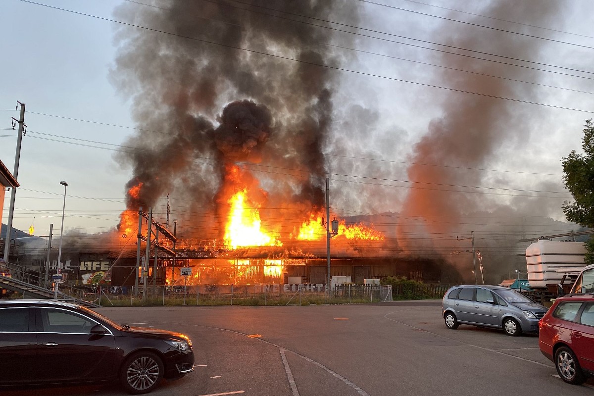 Pratteln BL - Vollbrand in Gewerbegebäude – Löscharbeiten beendet