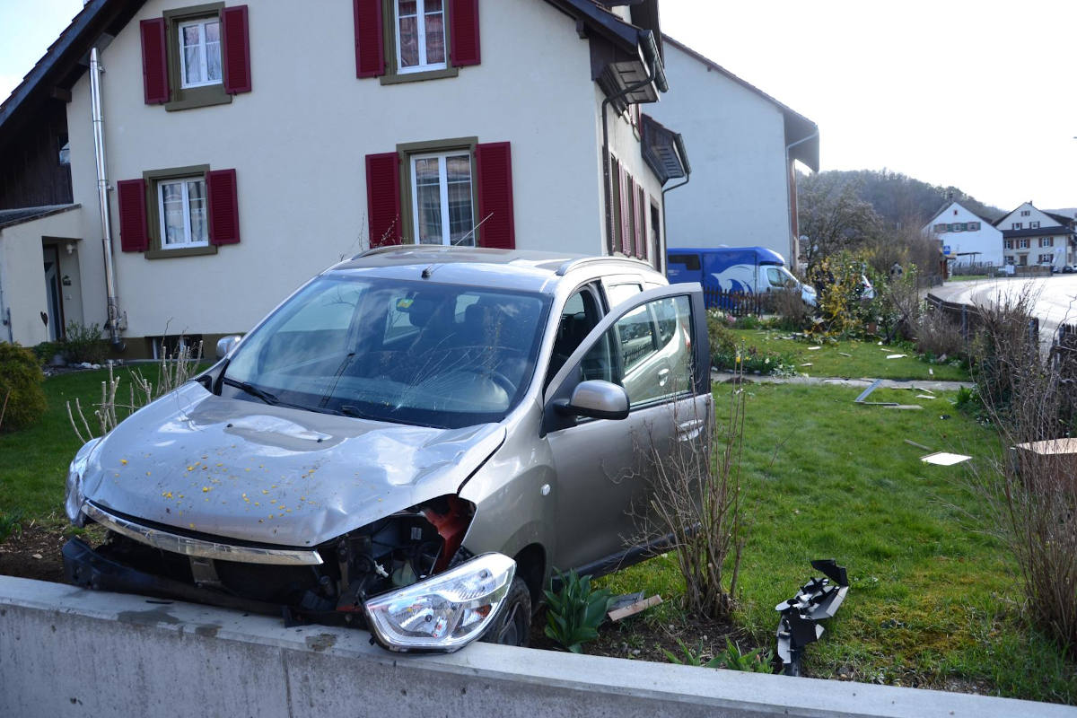 Ormalingen BL – Personenwagenlenker verursacht Selbstunfall