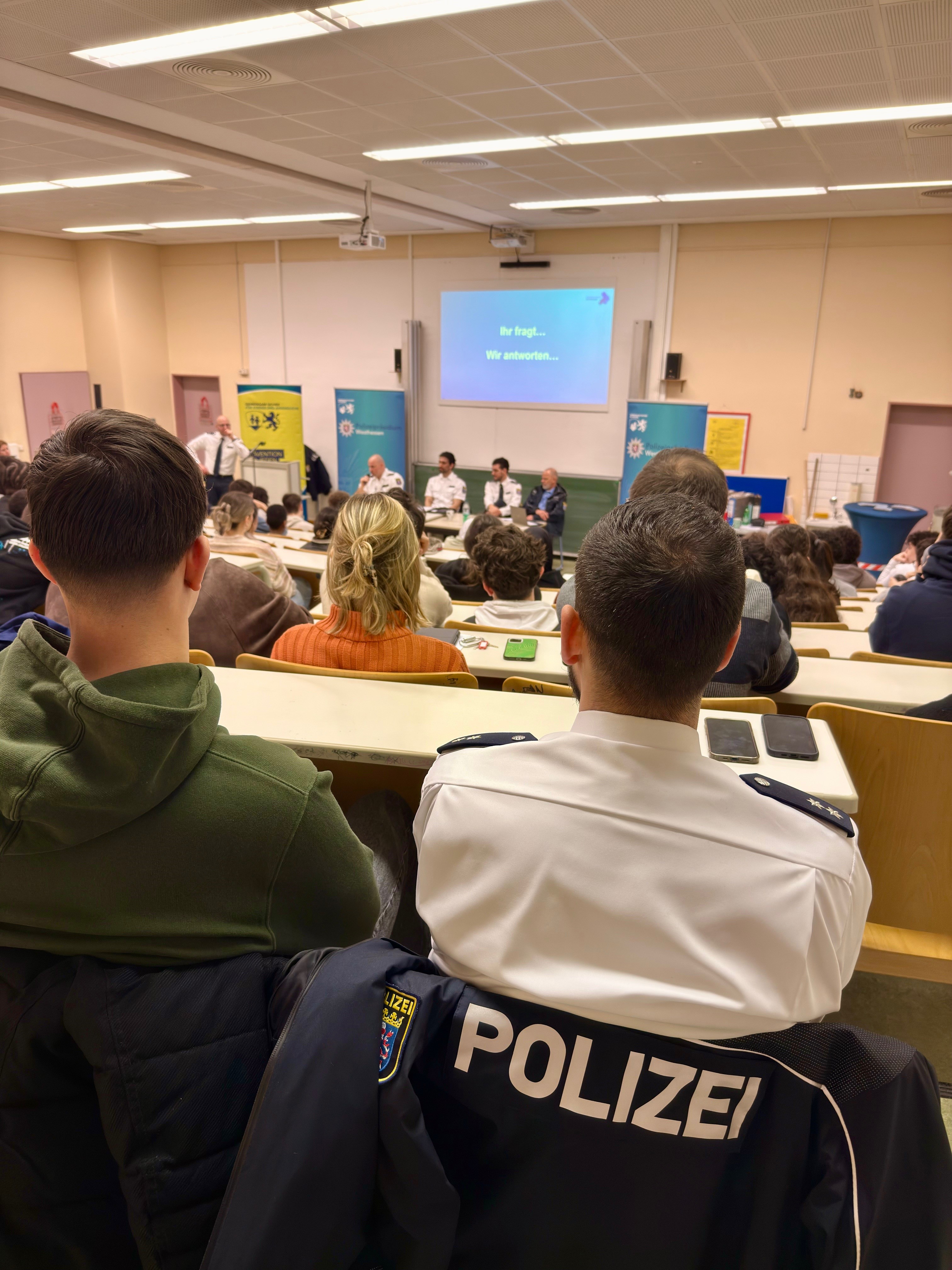 Cops im Dialog: Polizei und Schule in Wiesbaden im Austausch