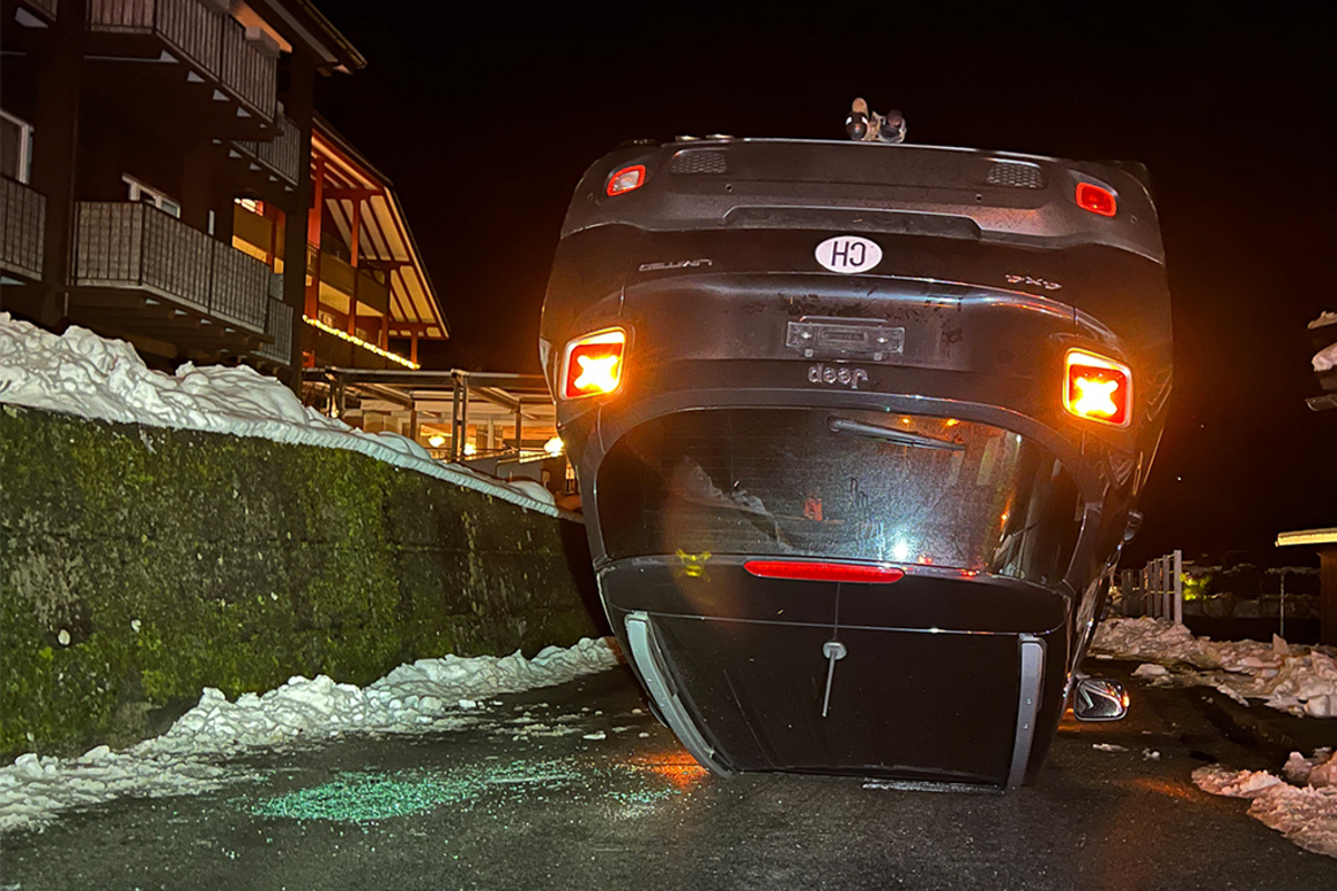 Giswil OW - Alkoholisierter Parkversuch endet auf dem Dach 