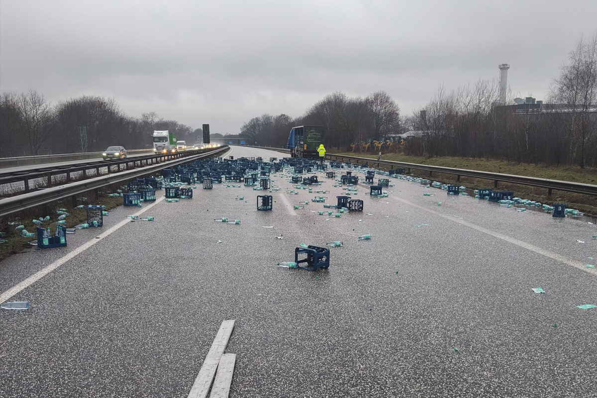 Achim – Sattelzug verliert Getränkekisten auf A27
