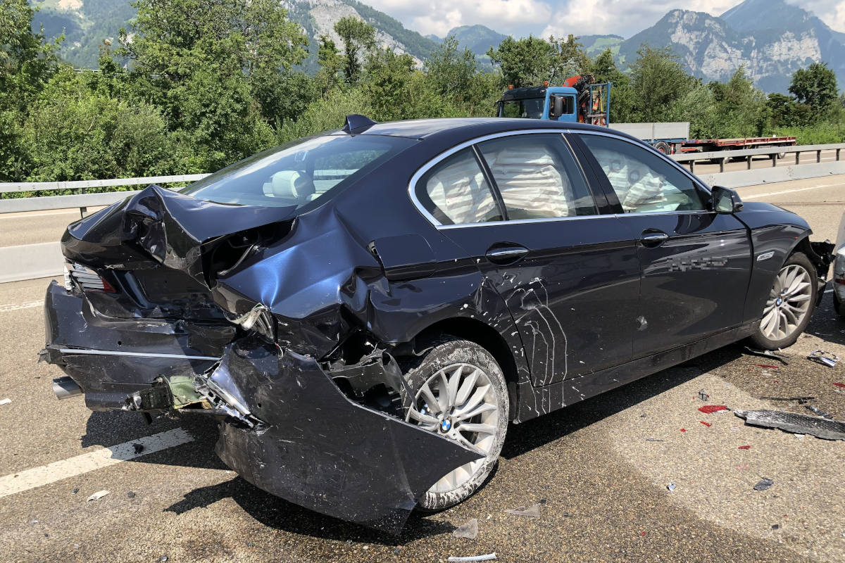 Unfall auf der A3 bei Mollis GL – Am Radio gespielt und auf Stauende gekracht