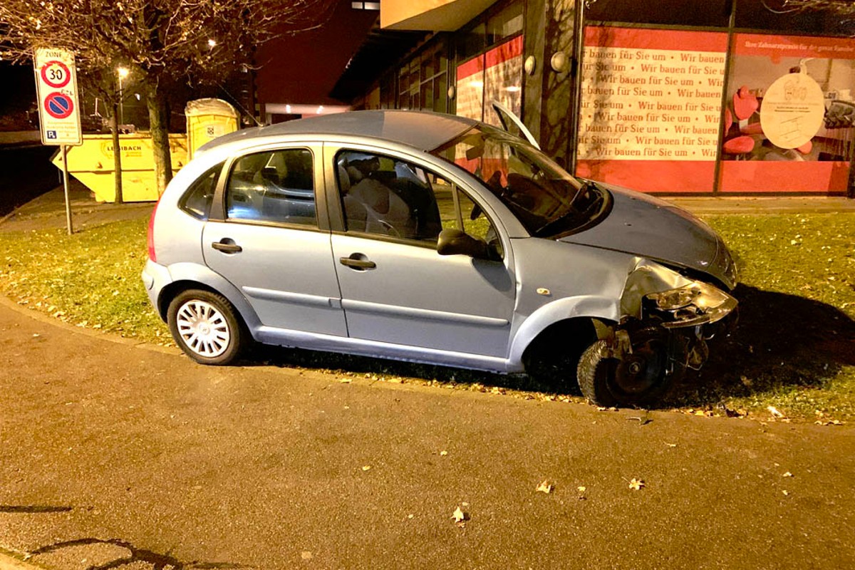 Luzern - Junger Mann fährt mit Auto in Baum