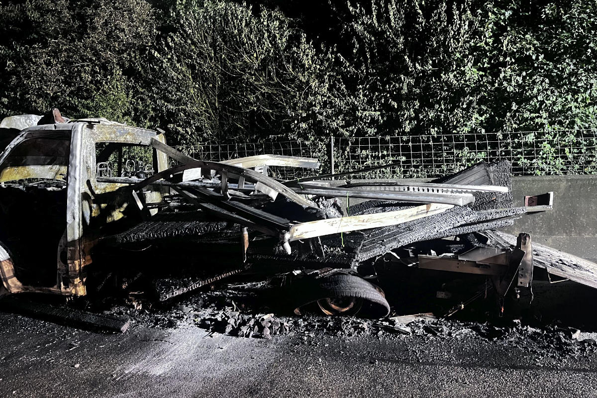 A2 Pratteln -Fahrzeugbrand auf Autobahn erfordert Feuerwehreinsatz