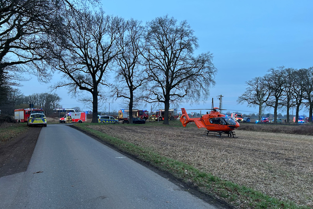 Alpen – Autofahrer nach Unfall mit Regionalbahn schwer verletzt