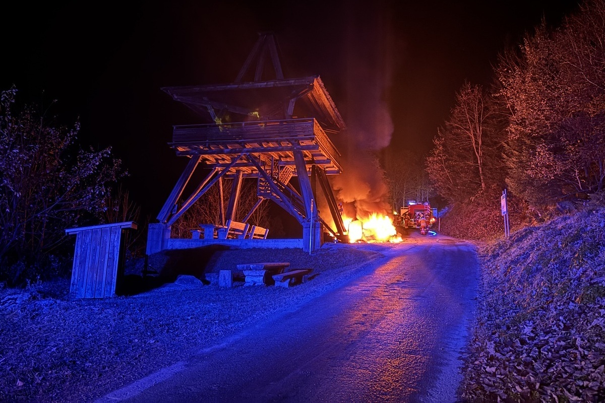 Schwanden GL – Auto brennt während der Fahrt
