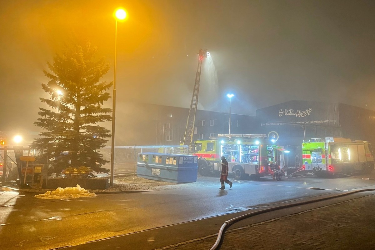 Affoltern am Albis ZH  - Grossbrand in Entsorgungsbetrieb