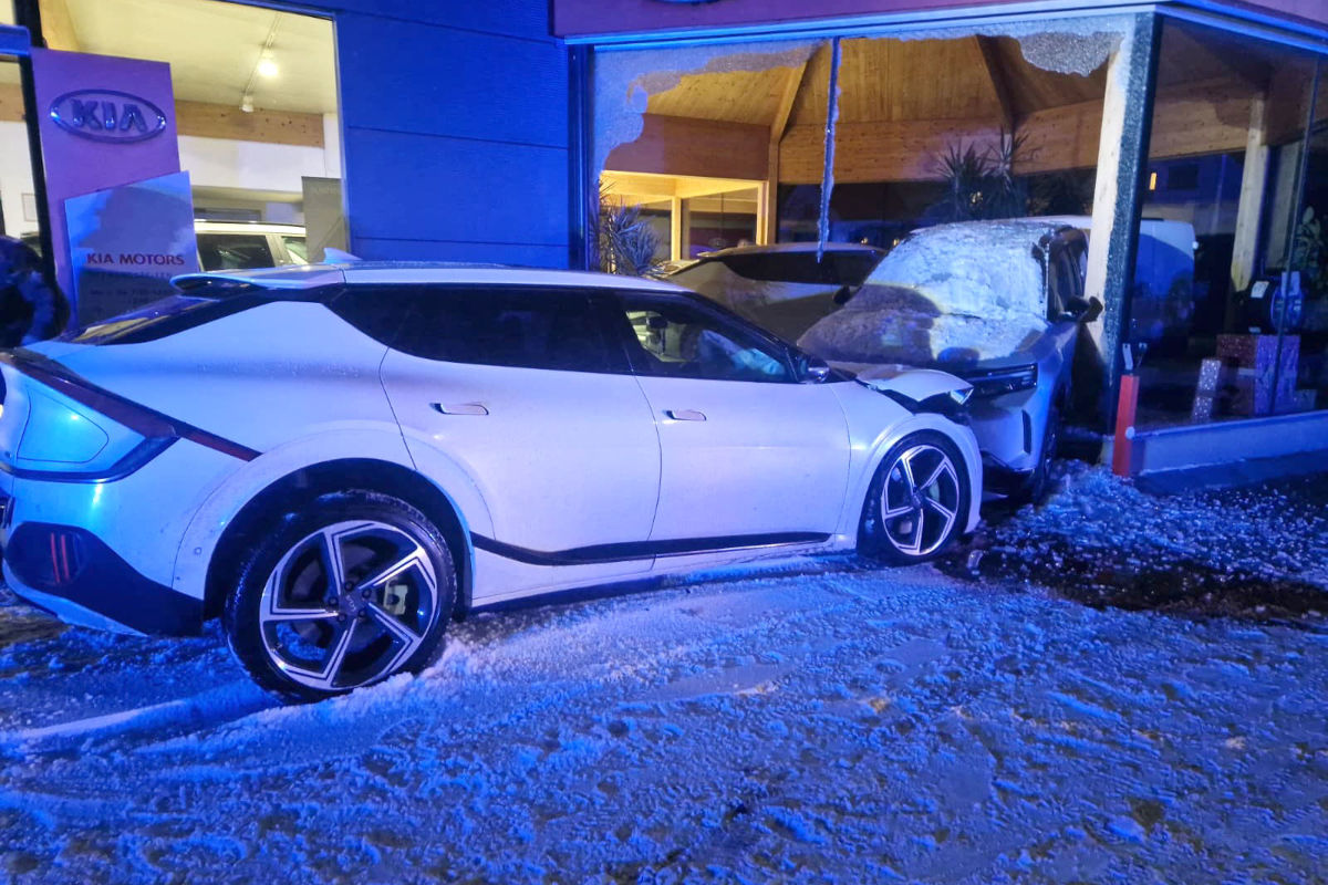 Waidhofen an der Thaya – Pkw schleudert in Schaufenster