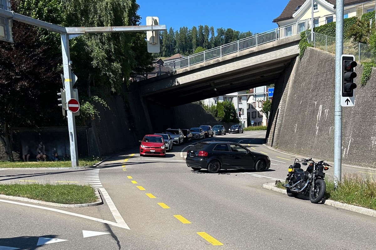 Herisau AR – Motorradlenker missachtet Rotlicht und verursacht Unfall