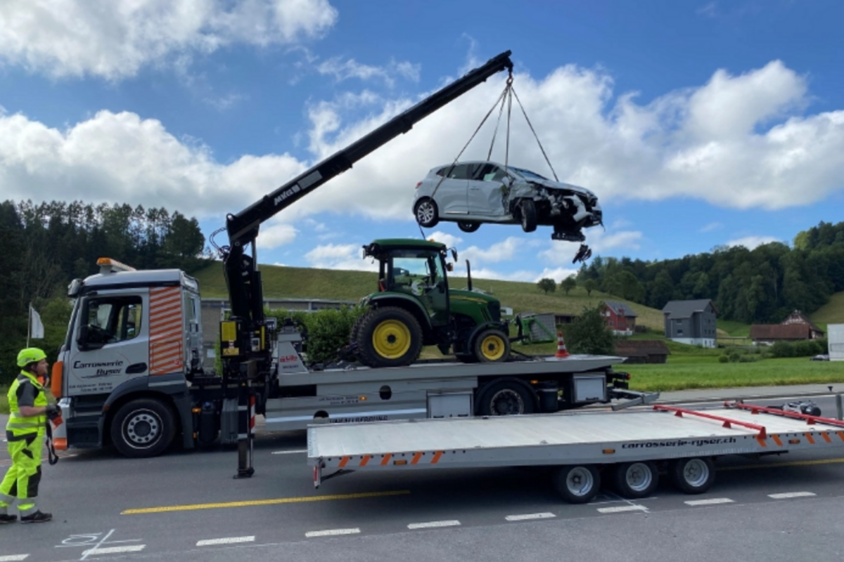 Neuheim ZG - Traktor überholt und verunfallt