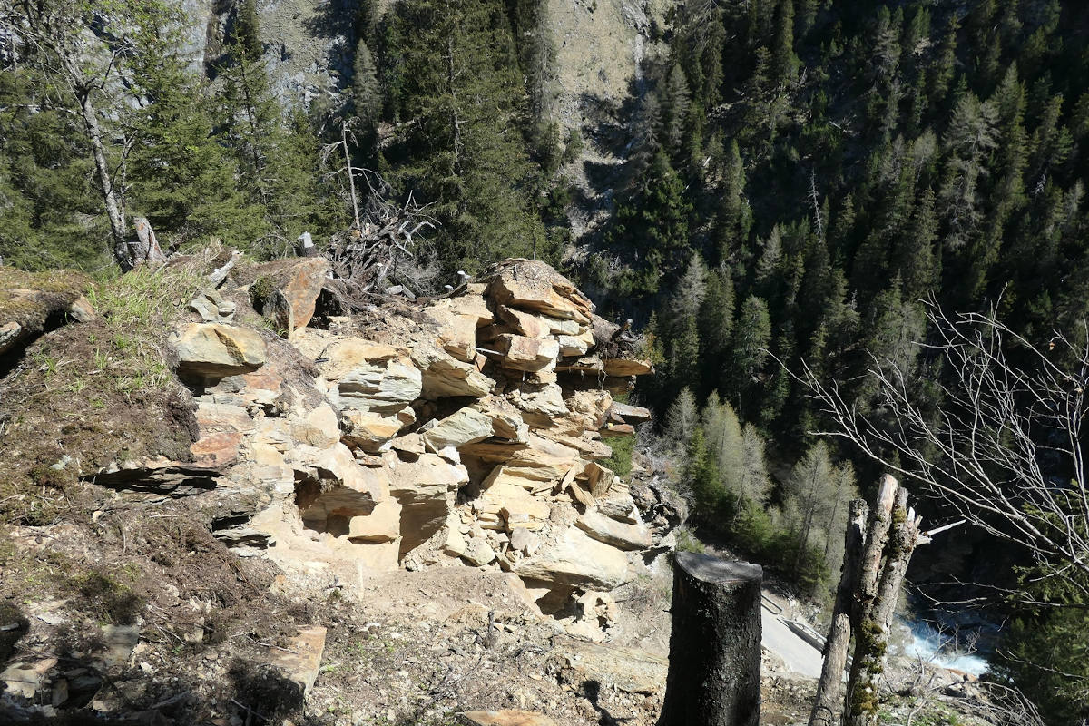 Drohender Felssturz – Averserstrasse bleibt bis auf Weiteres gesperrt