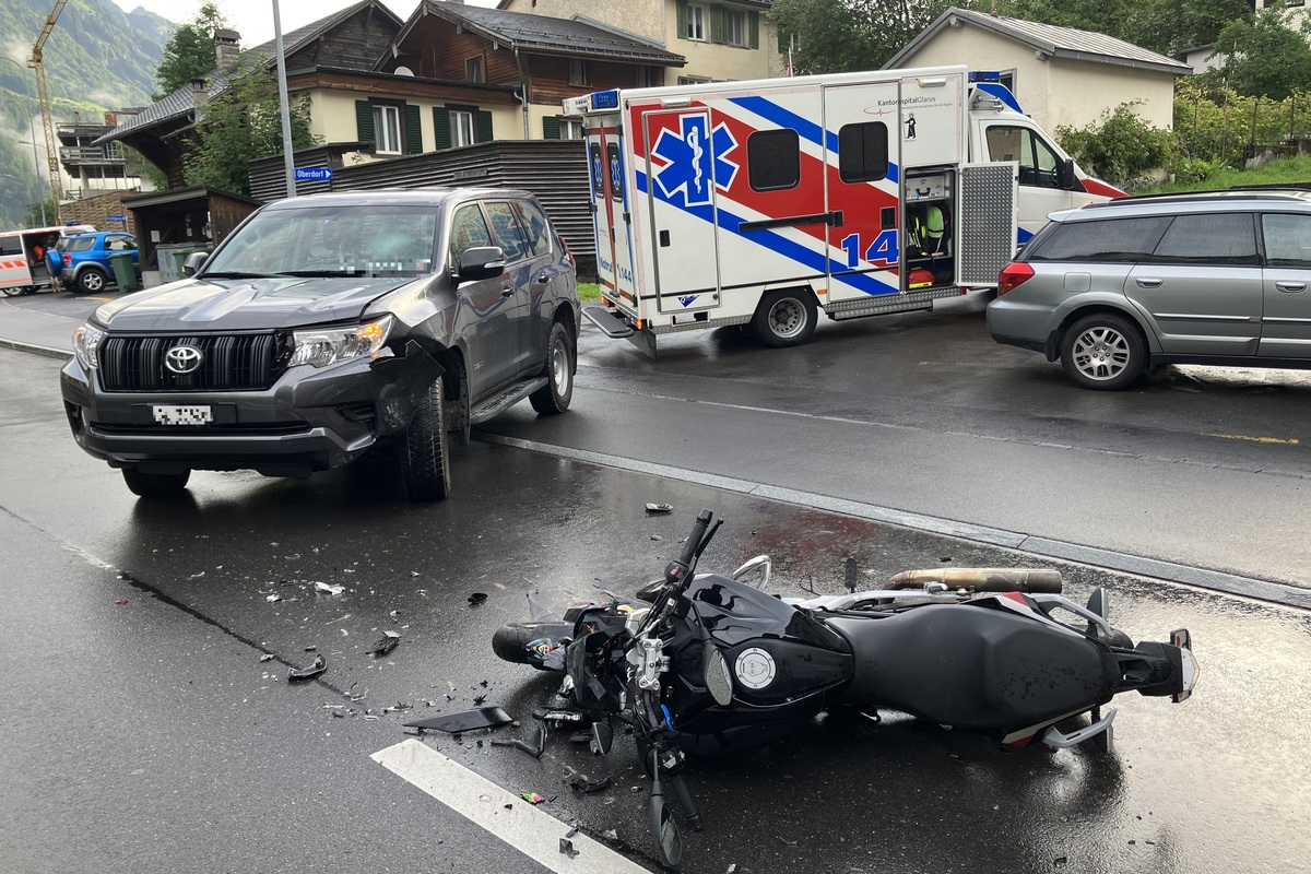 Verkehrsunfall in Diesbach GL - Motorradfahrer übersehen 
