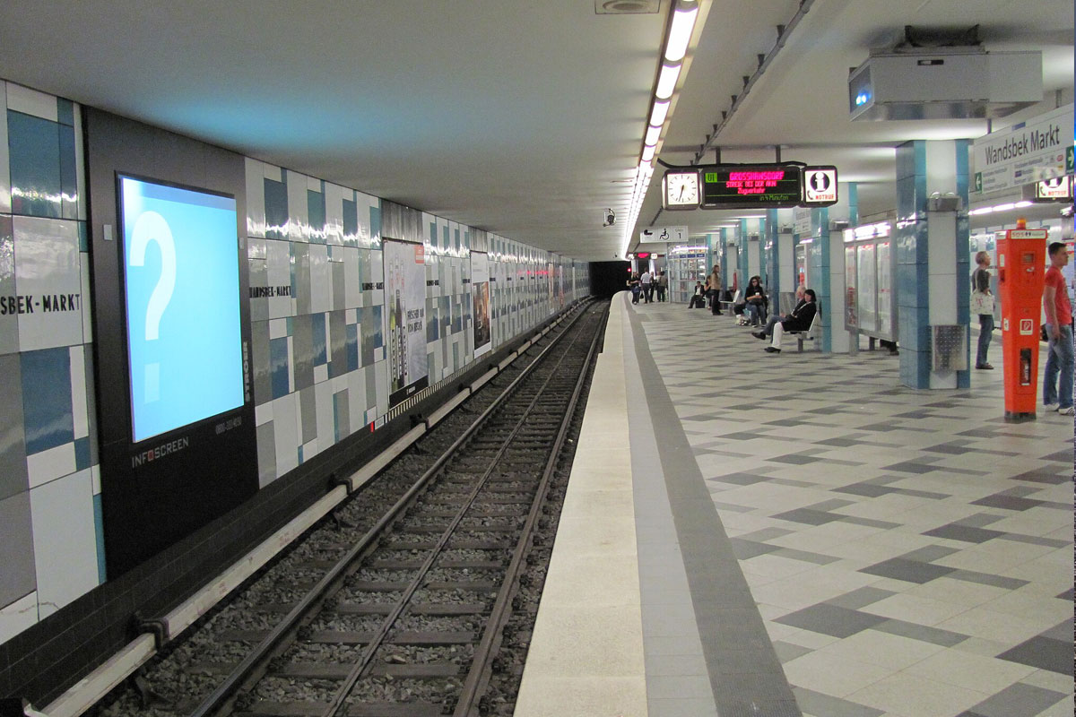 Zwei Tote in Hamburg – Mann reißt junge Frau (18) vor U-Bahn