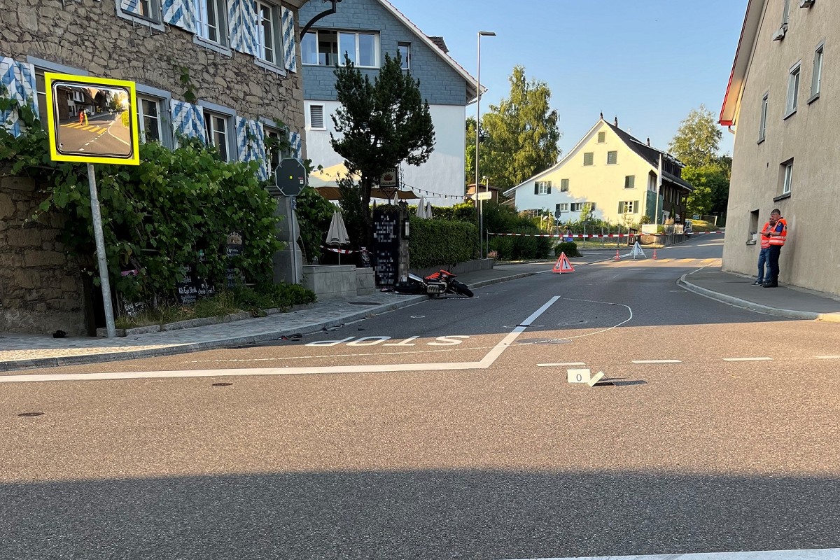Uster ZH - Motorradfahrer nach Unfall schwer verletzt