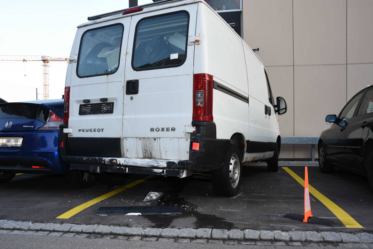 Bronschhofen SG – Fahrunfähig in parkierten Lieferwagen gekracht