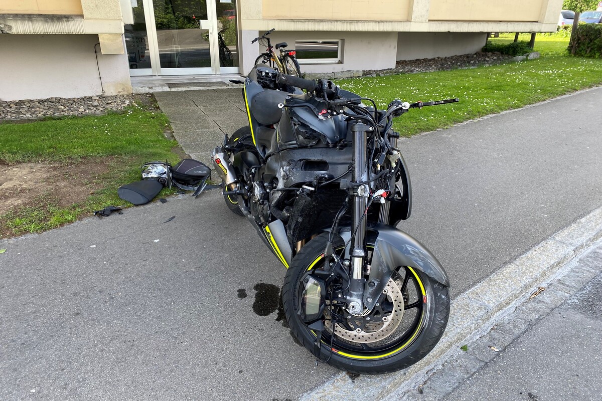 Romanshorn TG - Motorradfahrer muss schwerverletzt ins Spital geflogen werden