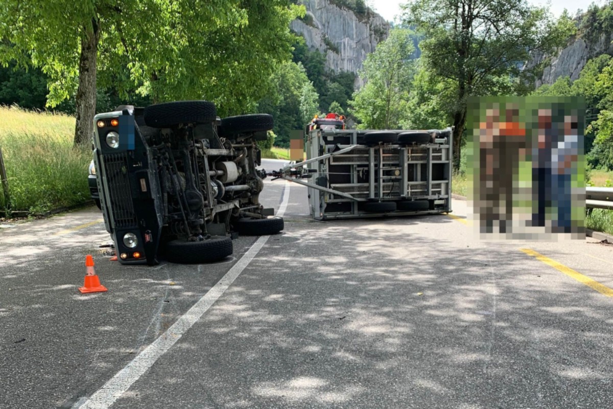 Verkehrsunfall in Balsthal SO - Jeep mit Anhänger kippt auf die Seite 