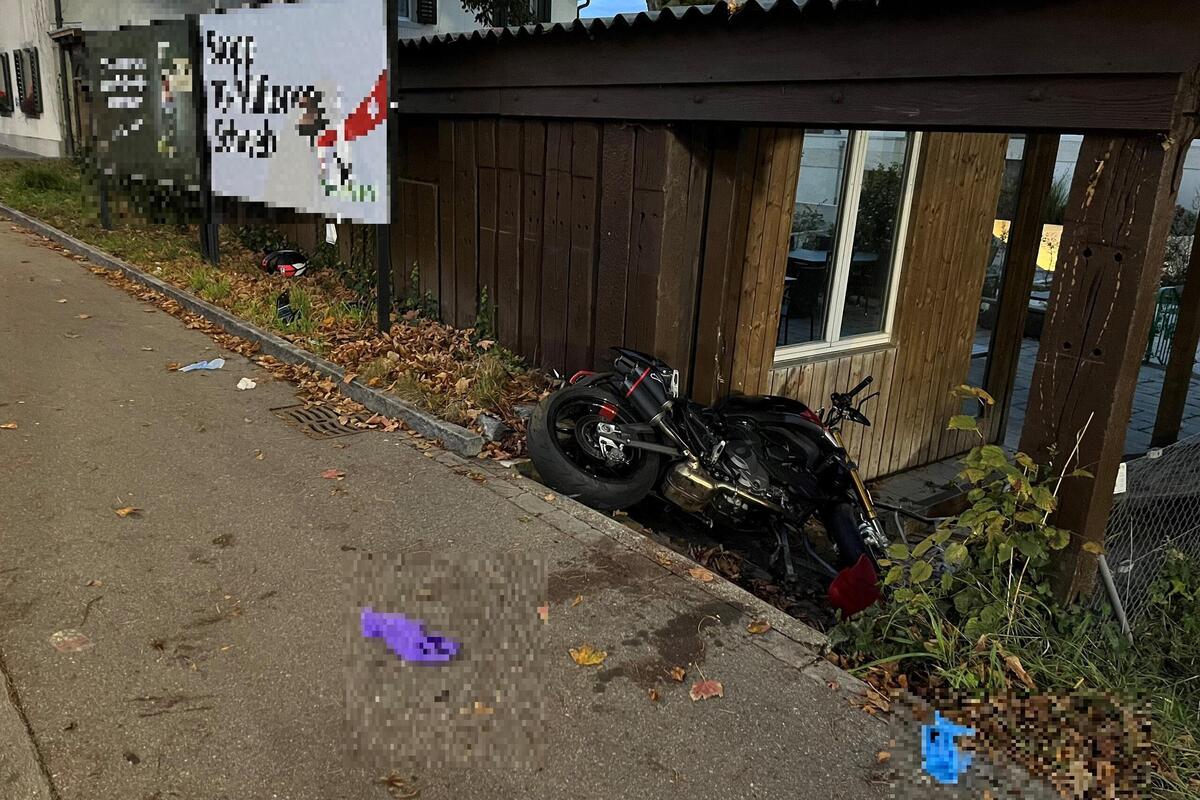 Uitikon Waldegg ZH - Zwei Personen nach Unfall mit einem Motorrad schwer verletzt