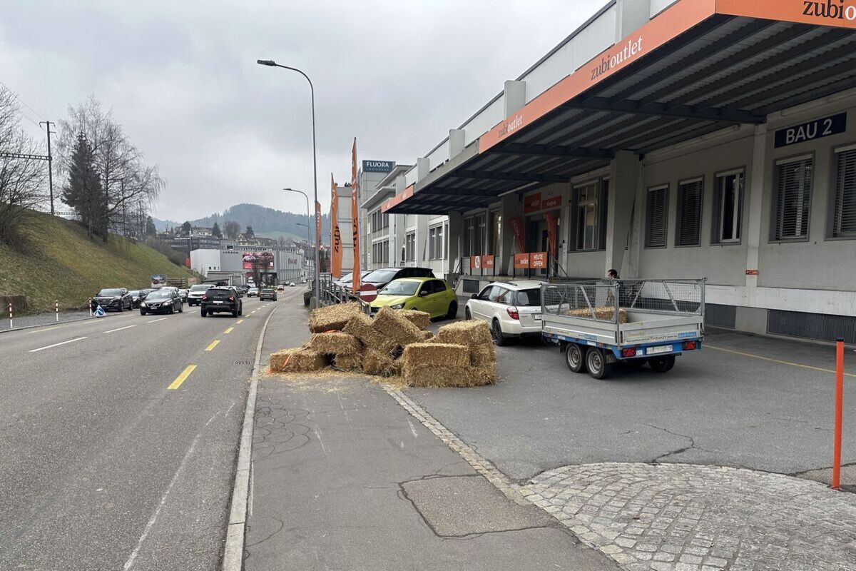 Herisau AR – Stroh fällt bei Unfall aus Anhänger 