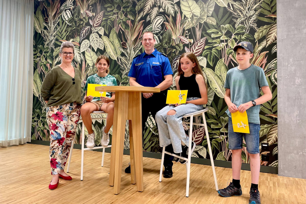 Altdorf UR – Zwei Gewinnerinnen und ein Gewinner der Radfahrerprüfungen 2022 erhalten Preise der Urner Kantonalbank