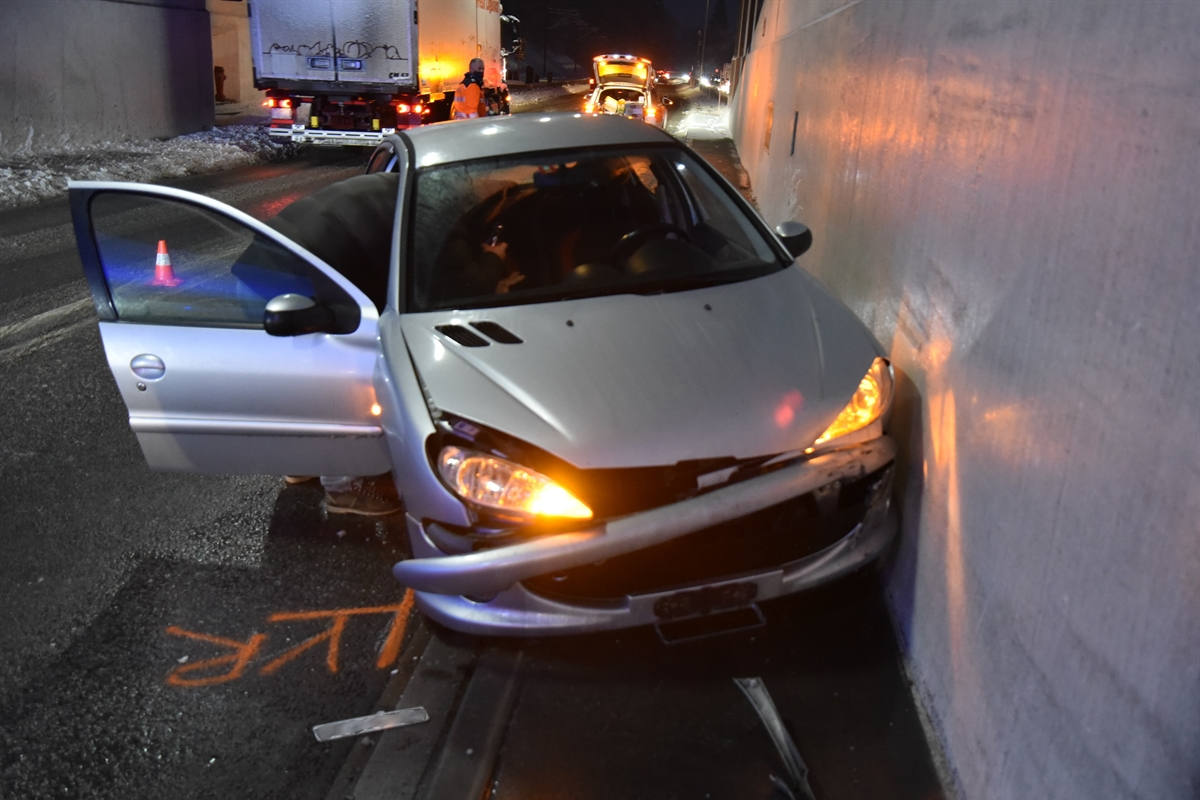 Seewis-Pardisla GR – Bei Schleuderfahrt mit Tunnelwand kollidiert