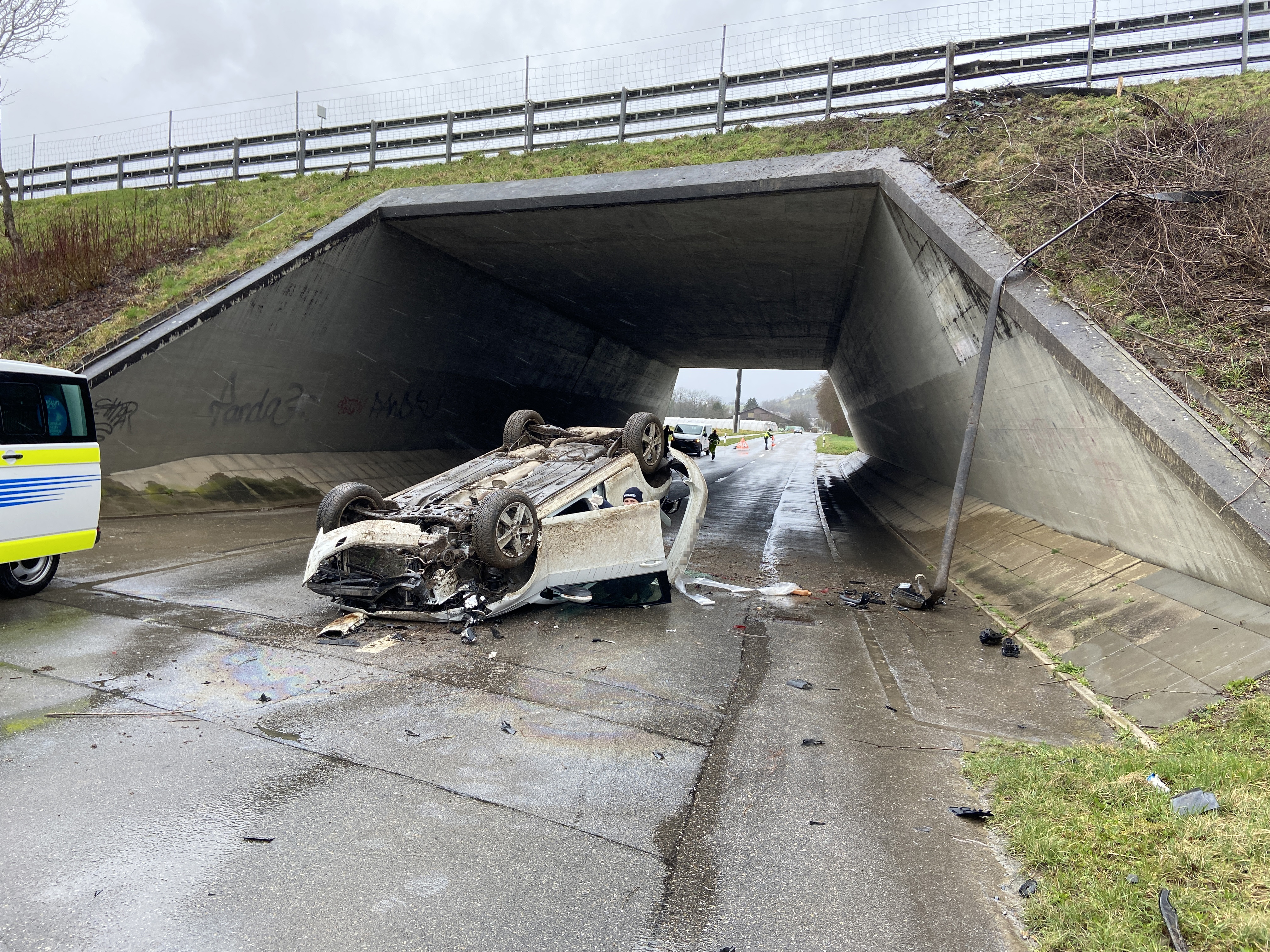 Birmenstorf AG: Nach Selbstunfall auf dem Dach gelandet