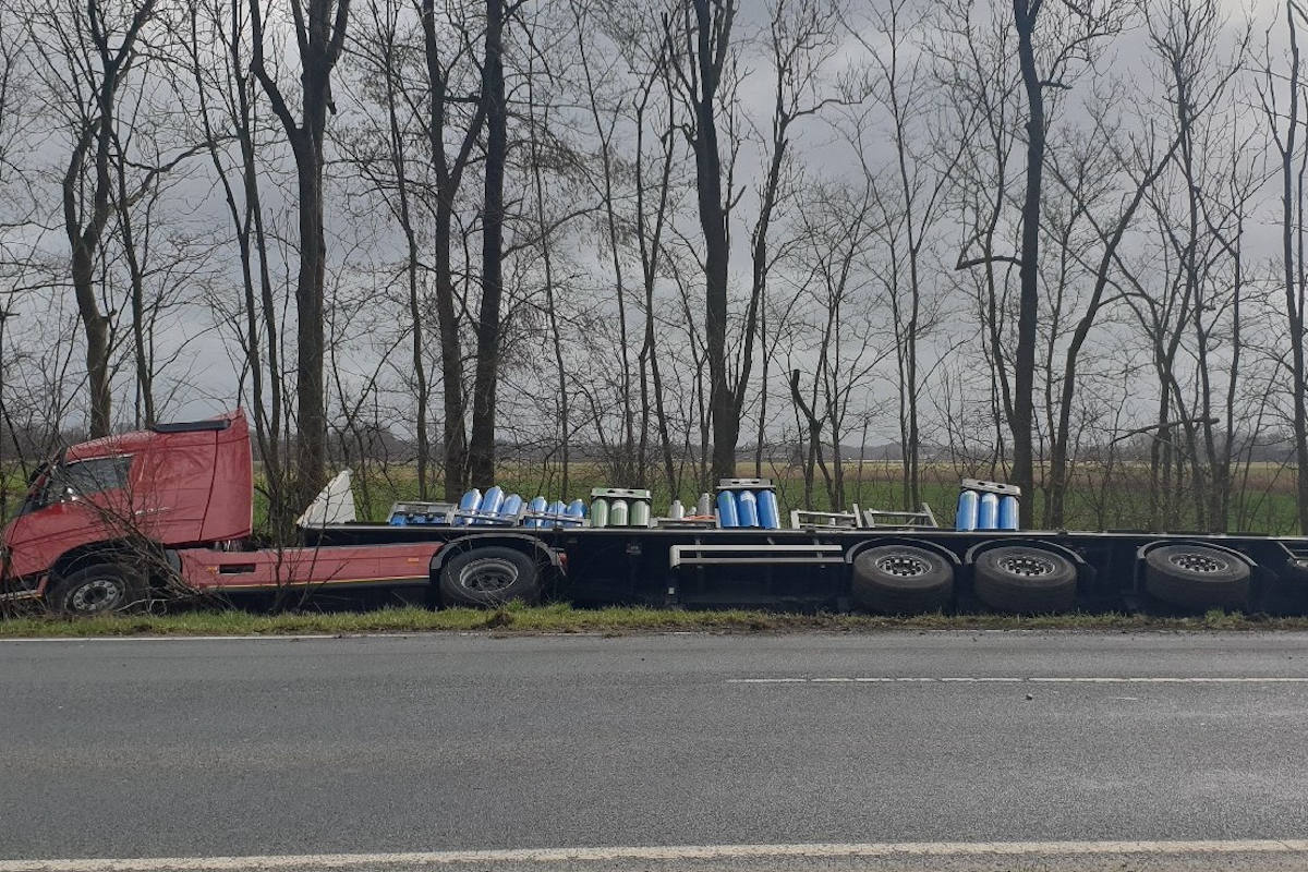 B6 Loxstedt – Gefahrgut-LKW auf die Seite gekippt